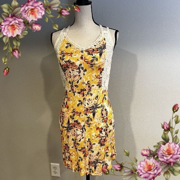 Midi floral dress with lace details - Picture 1 of 14